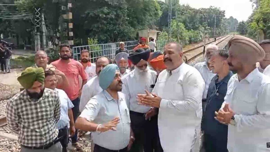 पूर्व सांसद सुशील रिंकू पहुंचे अर्बन एस्टेट, कहा- बंद हुआ C-7 रेलवे फाटक दोबारा खुलेगा, नया अंडरपास भी बनेगा