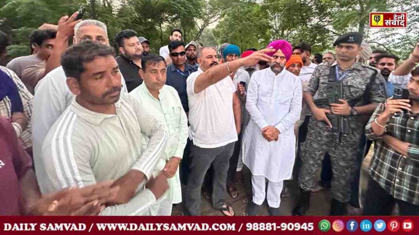 Jalandhar Flood: पूर्व सांसद सुशील रिंकू ने बाढ़ प्रभावित मेहतपुर के तीन गांवों का किया दौरा