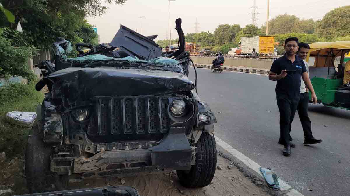 हाईवे पर तेज रफ्तार काली थार का एक्सीडेंट