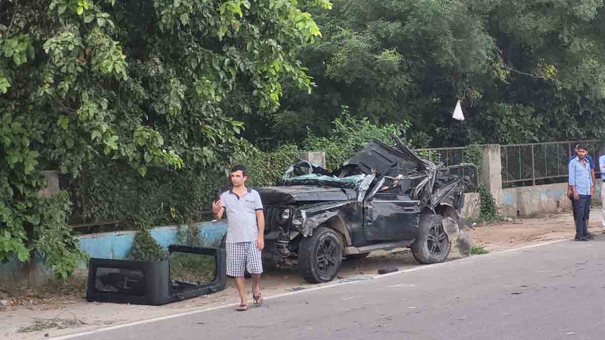 हाईवे पर तेज रफ्तार काली थार का एक्सीडेंट