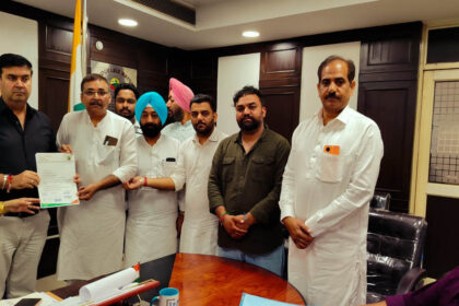 जालंधर में कांग्रेसी पार्षदों ने मेयर और कमिश्नर को सौंपा मांग पत्र