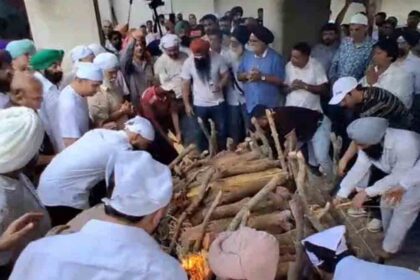 Jalandhar News: मोहिंदर केपी ने जवान बेटे को नम आखों से दी मुखाग्नि, सांसद चन्नी सहित कई नेता हुए शामिल 