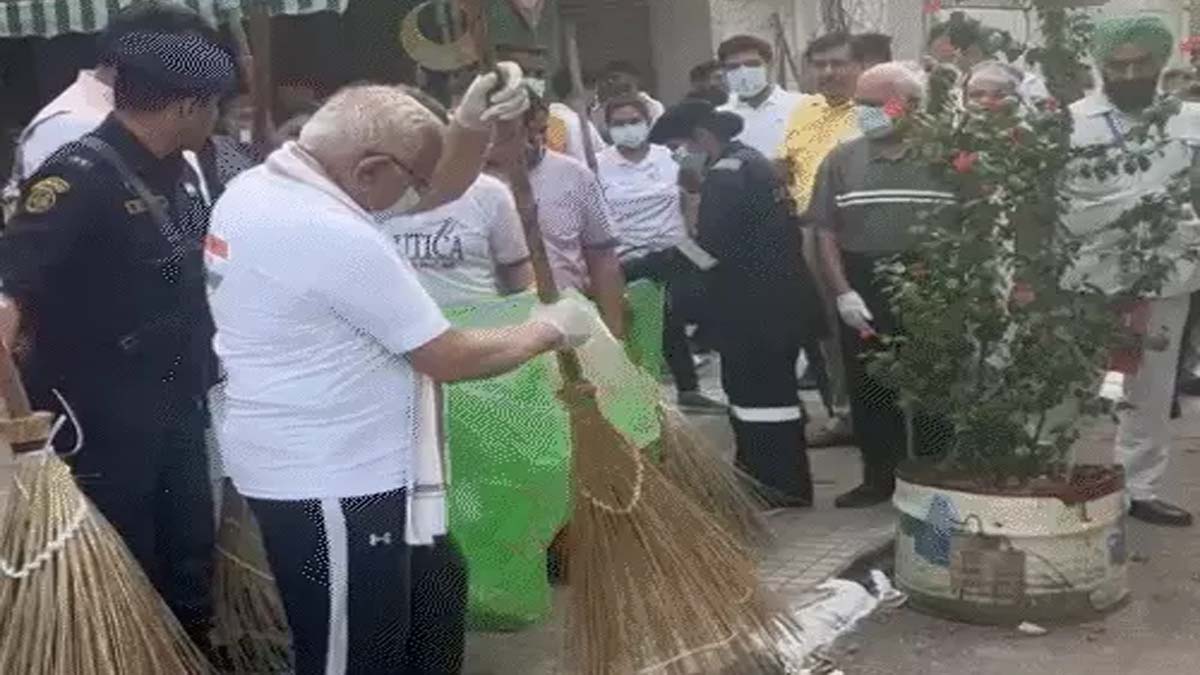 मनोहर लाल खट्टर ने लगाया झाड़ू 