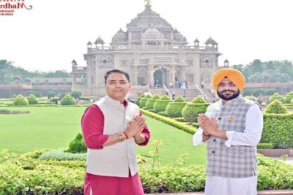 Aman Arora and Tarunpreet Singh Saund pay obeisance at Swaminarayan Akshardham