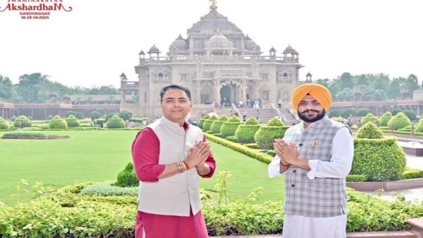 Aman Arora and Tarunpreet Singh Saund pay obeisance at Swaminarayan Akshardham