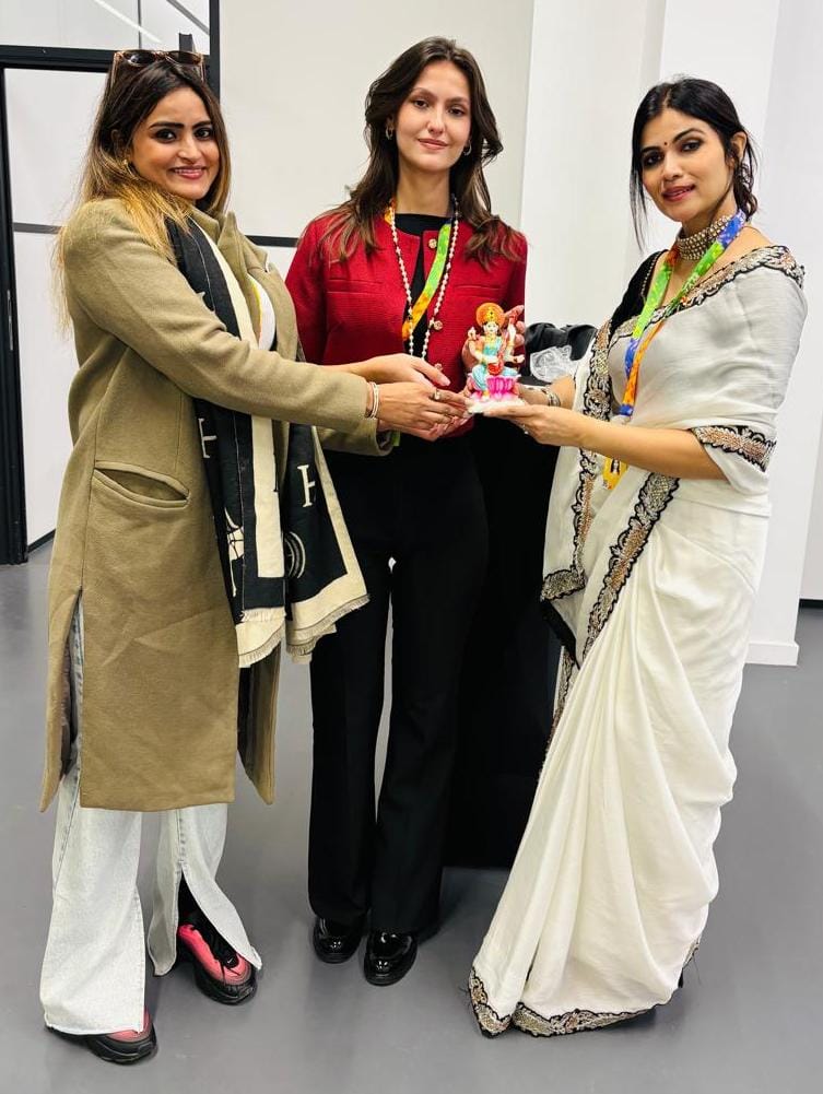 रूस की मीडिया कोऑर्डिनेटर आलिया को मां सरस्वती की प्रतिमा भेंट करते हुए इंदौर की पूनम यादव और दिल्ली की श्वेता पॉल।
