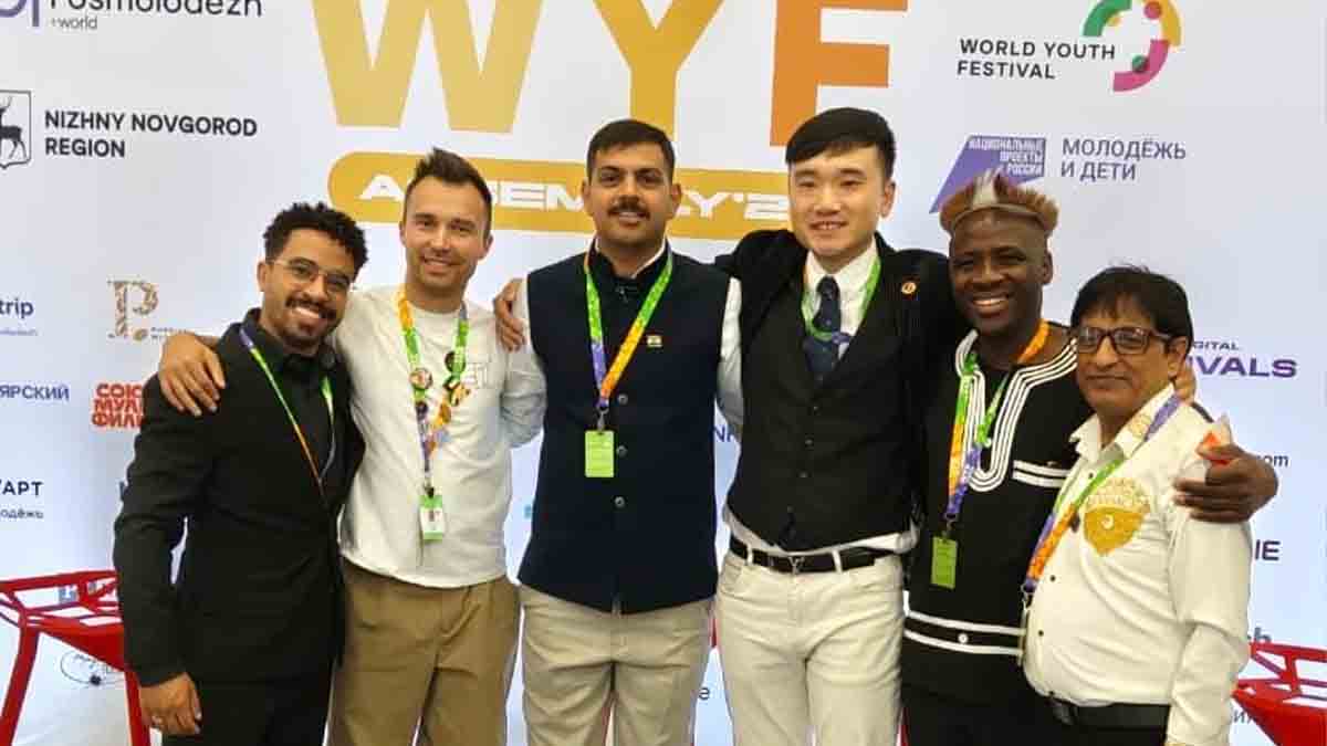 ब्रिक्स देशों की बैठक में चर्चा करते हुए रशिया से डेनिस, ब्राज़ील से मारिया, भारत से अनुज, चीन से ली विंसेंट, दक्षिण अफ़्रीका से सिंधीसावा क्वीन और अशोक शर्मा ।