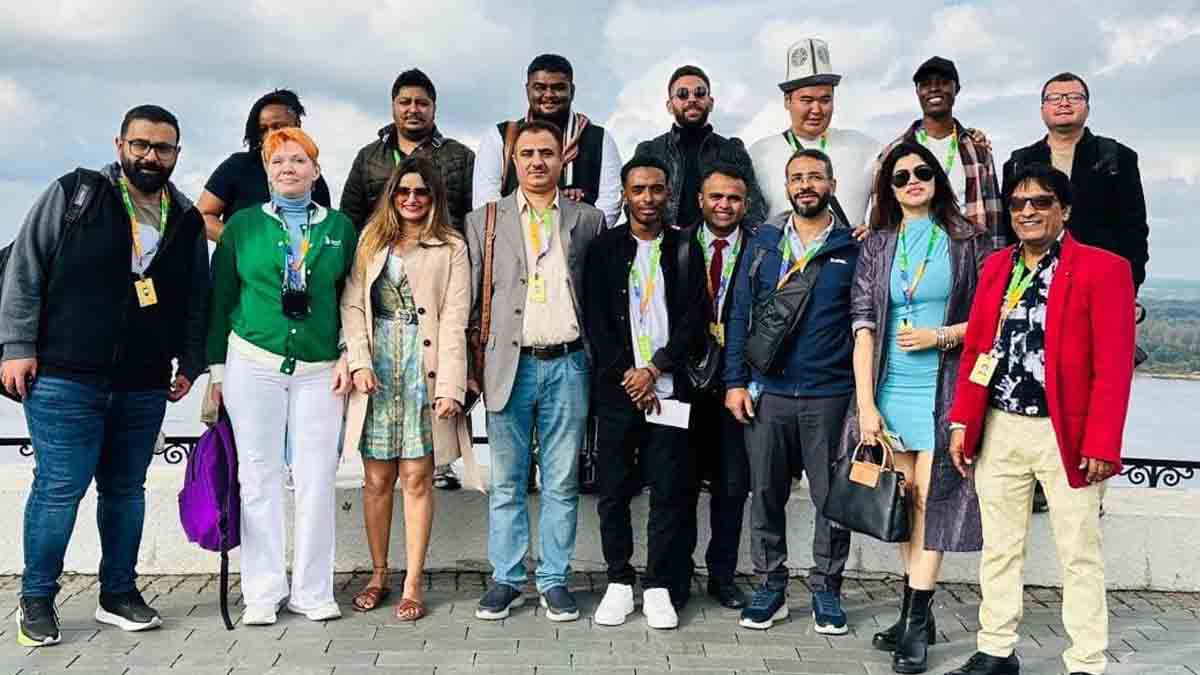 वर्ल्ड यूथ फेस्टिवल में पहुंचे भारतीय दल के सदस्य विभिन्न देशों के प्रतिनिधियों के साथ।