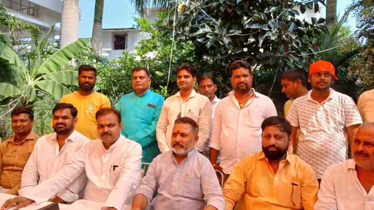 JDU suffered a setback as dozens of officials, including the district president in Aurangabad, resigned from the party