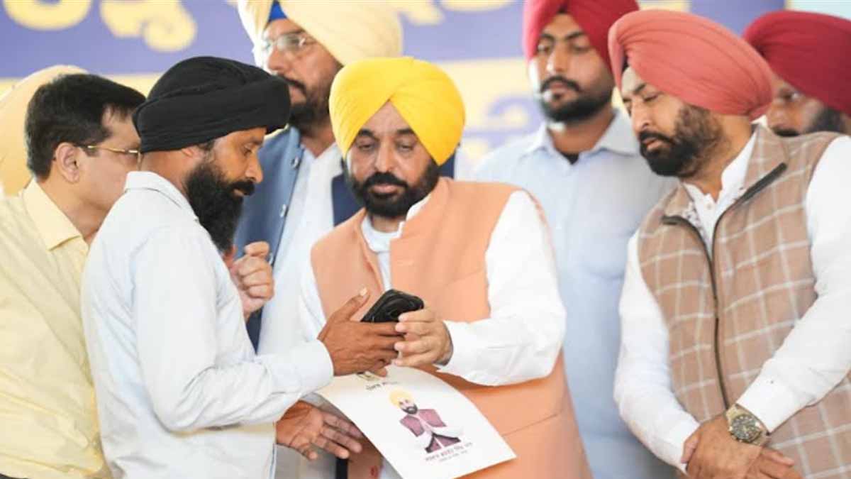 CM Mann distributed compensation to farmers