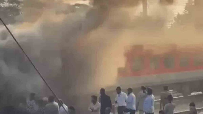 पंजाब से बिहार जाने वाले गरीबरथ एक्सप्रेस में लगी आग, मची भगदड़, कई घायल