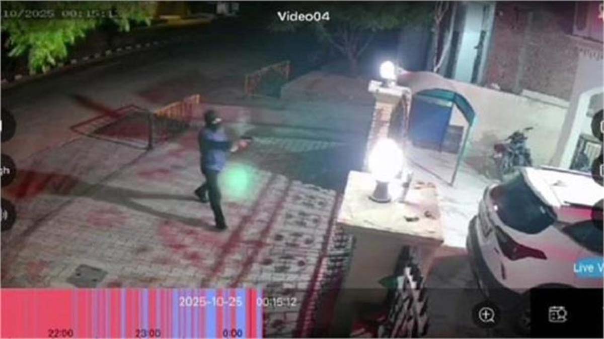 Gangsters opened fire outside a doctor's hospital in Gurdaspur