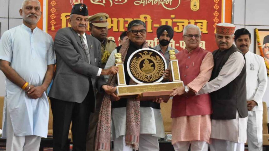 राज्यपाल ने विद्या धाम में मोबाइल साइंस वैन और नवनिर्मित शिशु वाटिका का किया उद्घाटन