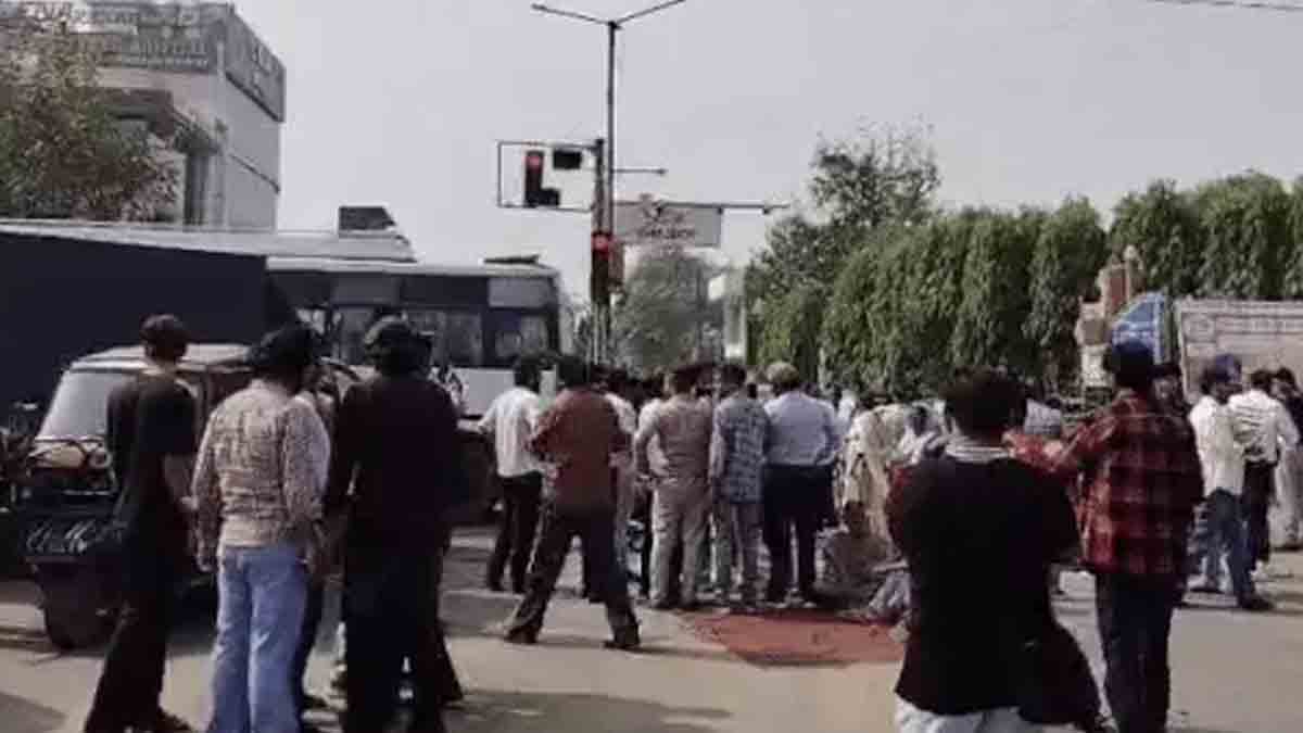 जालंधर के मुख्य चौक पर लोगों ने लगा दिया धरना, लग गया भारी जाम