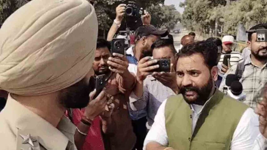 जालंधर के मुख्य चौक पर लोगों ने लगा दिया धरना, लग गया भारी जाम