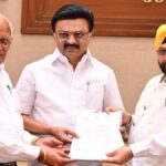 तमिलनाडु के सीएम एम.के. स्टालिन को निमंत्रण देते मंत्री हरभजन सिंह ई.टी.ओ और बरिंदर कुमार गोयल