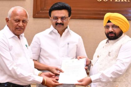 तमिलनाडु के सीएम एम.के. स्टालिन को निमंत्रण देते मंत्री हरभजन सिंह ई.टी.ओ और बरिंदर कुमार गोयल