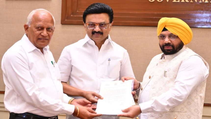 तमिलनाडु के सीएम एम.के. स्टालिन को निमंत्रण देते मंत्री हरभजन सिंह ई.टी.ओ और बरिंदर कुमार गोयल