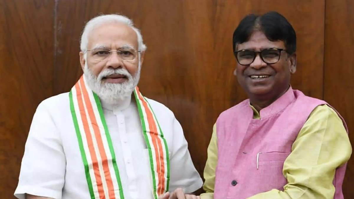 पीएम मोदी के साथ सांसद खगेन मुर्मू