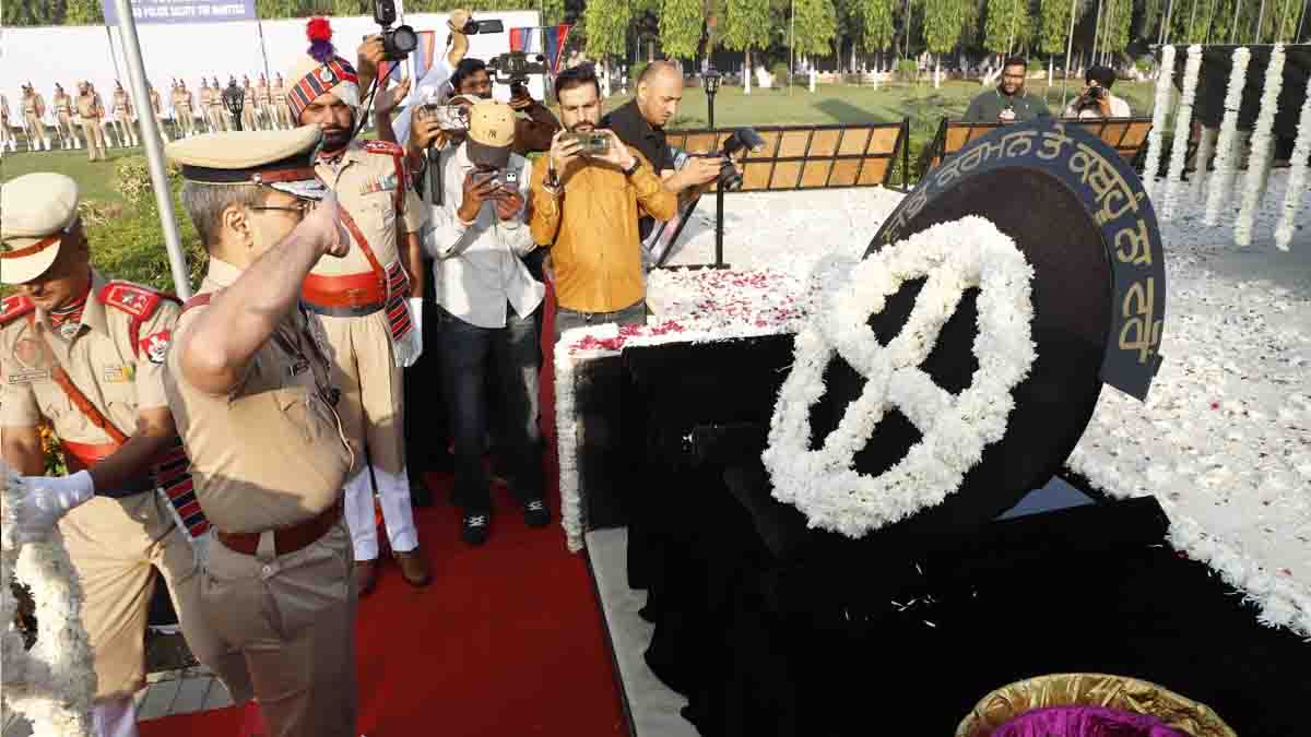 डीजीपी गौरव यादव ने बहादुर पुलिसकर्मियों को दी श्रद्धांजलि