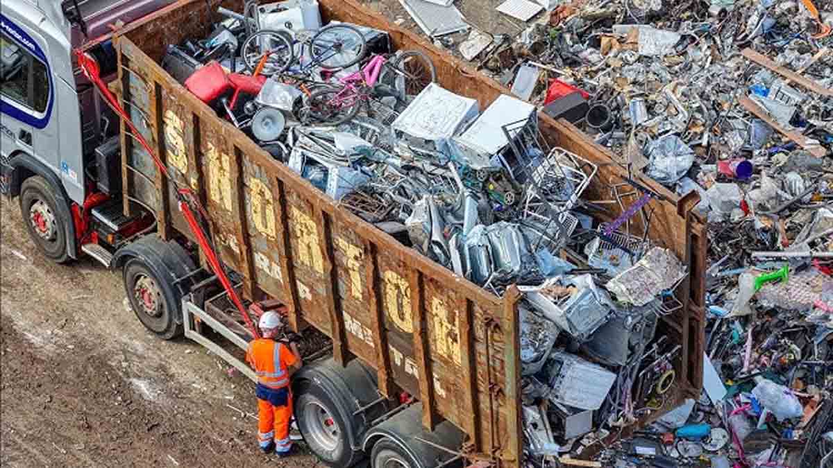 Scrap load truck GST Raid