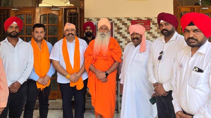 पूर्व सांसद सुशील रिंकू ने डेरा बाबा लालनाथ जी भगवान वाल्मीकि योग आश्रम में टेका मत्था