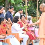 जनता दर्शन कार्यक्रम में लोगों की समस्याएं सुनते सीएम योगी