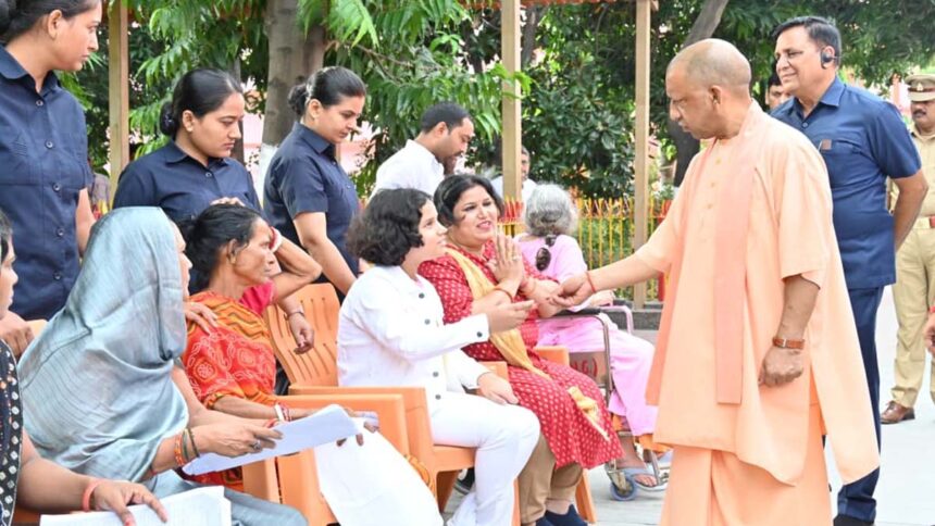 जनता दर्शन कार्यक्रम में लोगों की समस्याएं सुनते सीएम योगी