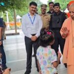 सीएम योगी ने चॉकलेट देकर बच्चों पर लुटाया प्यार, की आत्मीय बातचीत, देखें VIDEO