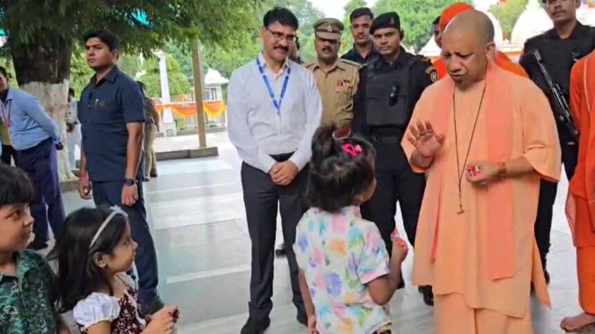 सीएम योगी ने चॉकलेट देकर बच्चों पर लुटाया प्यार, की आत्मीय बातचीत, देखें VIDEO