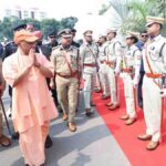 मुख्यमंत्री योगी ने शहीद पुलिसकर्मियों को पुष्पचक्र अर्पित कर दी भावभीनी श्रद्धांजलि