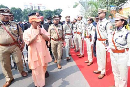 मुख्यमंत्री योगी ने शहीद पुलिसकर्मियों को पुष्पचक्र अर्पित कर दी भावभीनी श्रद्धांजलि