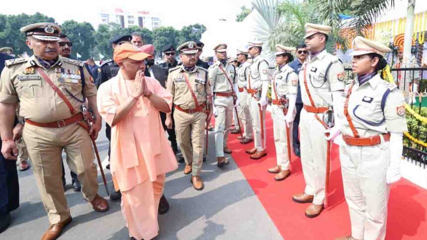 मुख्यमंत्री योगी ने शहीद पुलिसकर्मियों को पुष्पचक्र अर्पित कर दी भावभीनी श्रद्धांजलि
