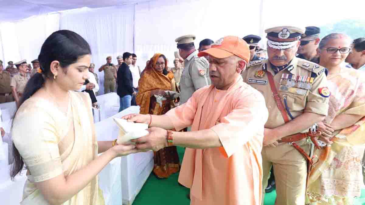 मुख्यमंत्री योगी ने शहीद पुलिसकर्मियों को पुष्पचक्र अर्पित कर दी भावभीनी श्रद्धांजलि