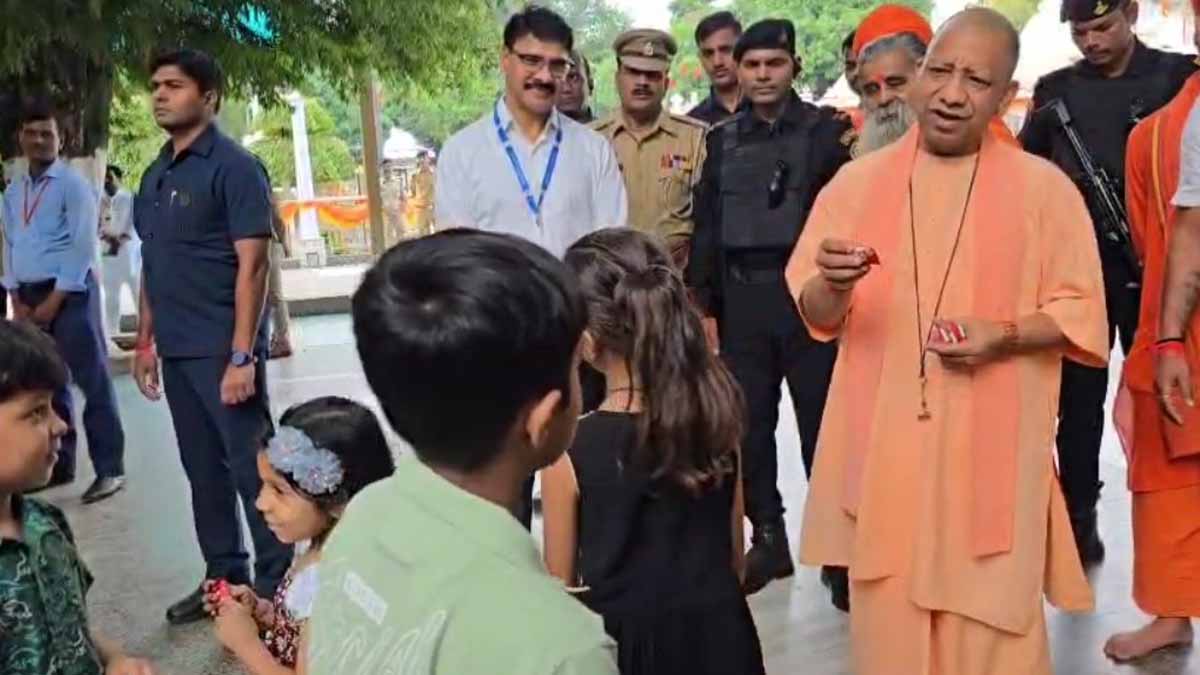 सीएम योगी ने चॉकलेट देकर बच्चों पर लुटाया प्यार, की आत्मीय बातचीत, देखें VIDEO