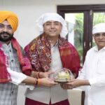 गुजरात के सीएम को निमंत्रण देते अमन अरोड़ा और तरुनप्रीत सौंद