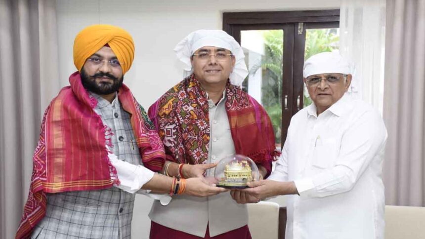 गुजरात के सीएम को निमंत्रण देते अमन अरोड़ा और तरुनप्रीत सौंद