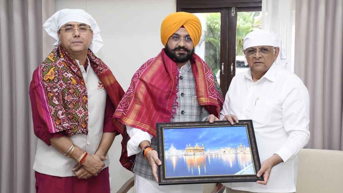 गुजरात के सीएम को निमंत्रण देते अमन अरोड़ा और तरुनप्रीत सौंद