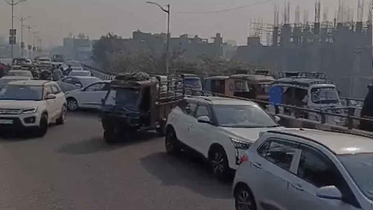 Punjab News: शहर के इस पुल पर वाल्मीकि समाज ने लगाया धरना, लग गया भारी जाम, धार्मिक स्थल पर बेअदबी का आरोप