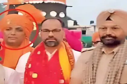 आरोपी के साथ आप नेता पवन टीनू और पुलिस