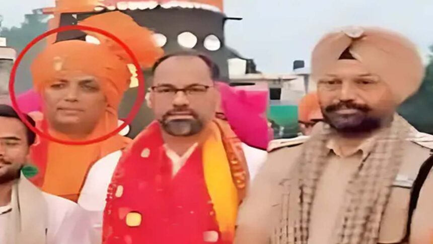 आरोपी के साथ आप नेता पवन टीनू और पुलिस