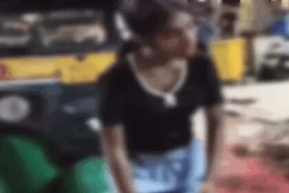 बस स्टैंड पर नशे में धुत झूमती युवती