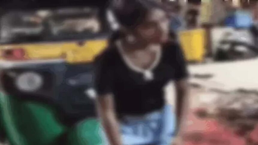 बस स्टैंड पर नशे में धुत झूमती युवती