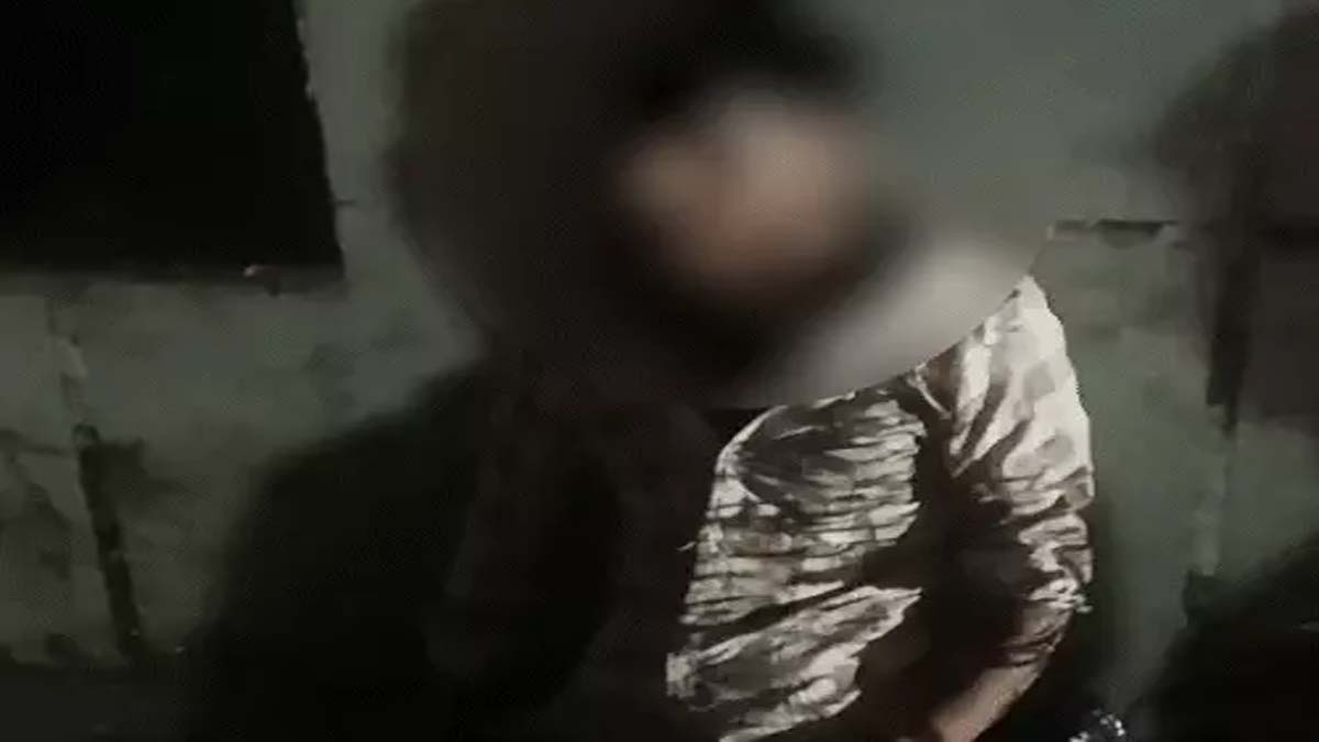 लोगों द्वारा पकड़ा गया आरोपी 