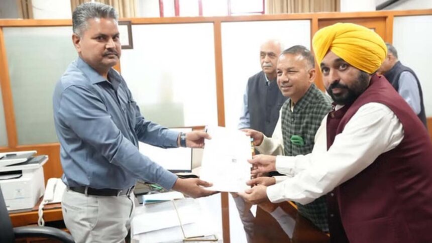 Rajinder Gupta filed his nomination