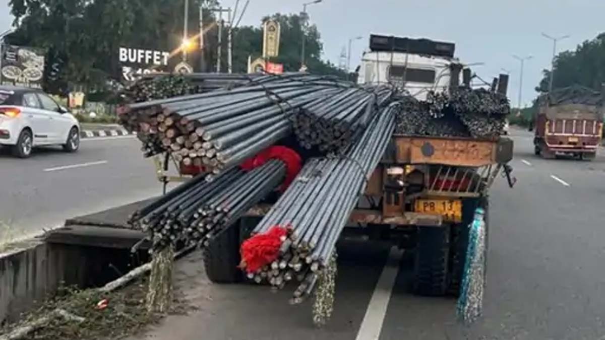 इस ट्रक से हुई कार की टक्कर 