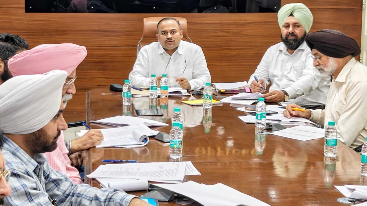 Punjab News: मुख्य निर्वाचन अधिकारी ने तरनतारन के डिप्टी कमिश्नर और SSP के साथ की समीक्षा बैठक