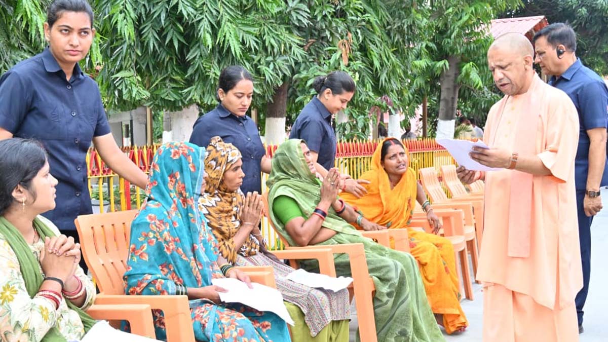 जनता दर्शन कार्यक्रम में लोगों की समस्याएं सुनते सीएम योगी 