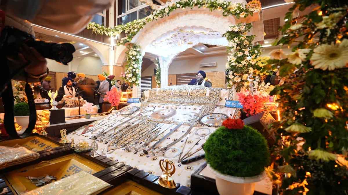 श्री गुरु तेग बहादुर जी के 350वें शहीदी दिवस को समर्पित विशाल नगर कीर्तन श्रीनगर से रवाना