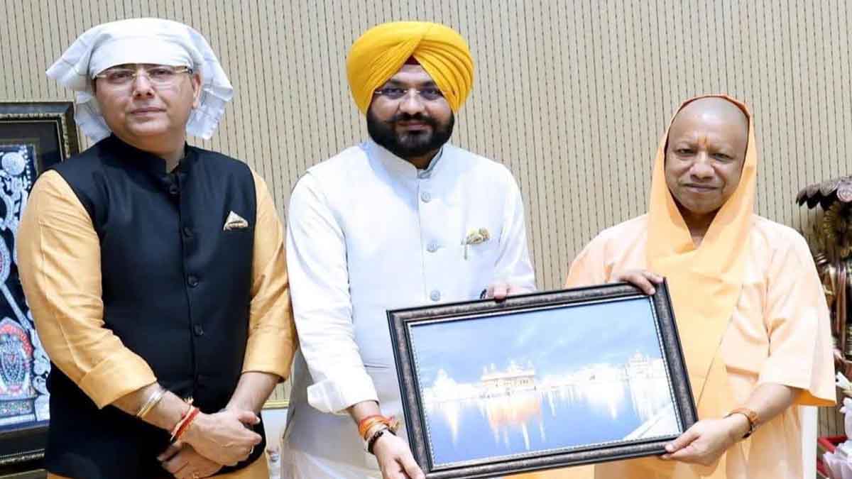 सीएम योगी को निमंत्रण देते अमन अरोड़ा और तरुनप्रीत सौंद 